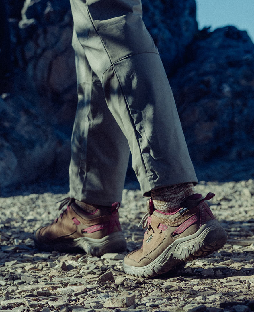 Women's Targhee IV Waterproof Hiking Shoe | Canteen/Huckleberry - Image 9